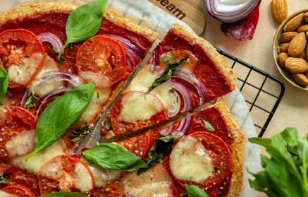 Fitness recept: könnyű pizza liszt nélkül, mozzarellával, mandulával és joghurttal