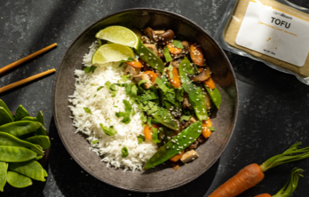 Fitness recept: vegán stir-fry tofuval és zöldségekkel