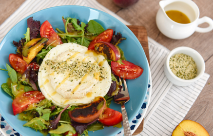 Fitness recept: Könnyű saláta tojásfehérjéből készült omlettből és kecskesajtból